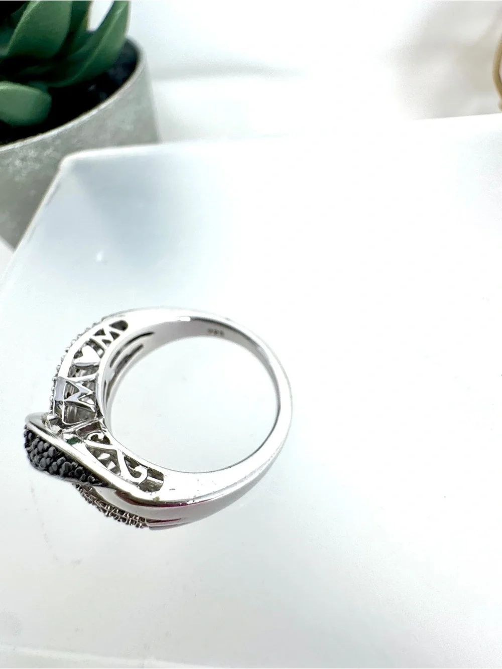 Vintage SUN 925 Sterling Silver Black & White Diamond Crossover Infinity Size 7